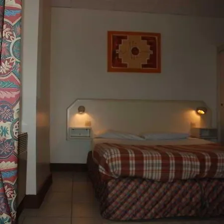 Hotell De La Tour Paris-malakoff 2*