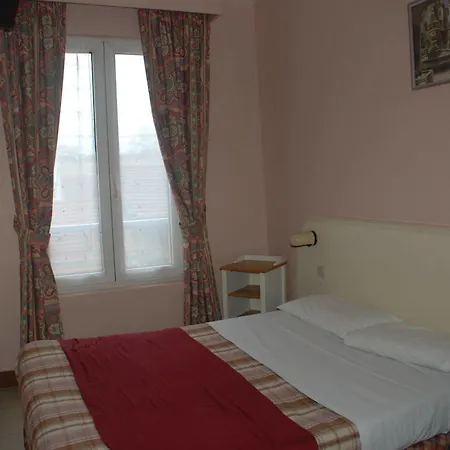 Hotel De La Tour Paris-malakoff 2*